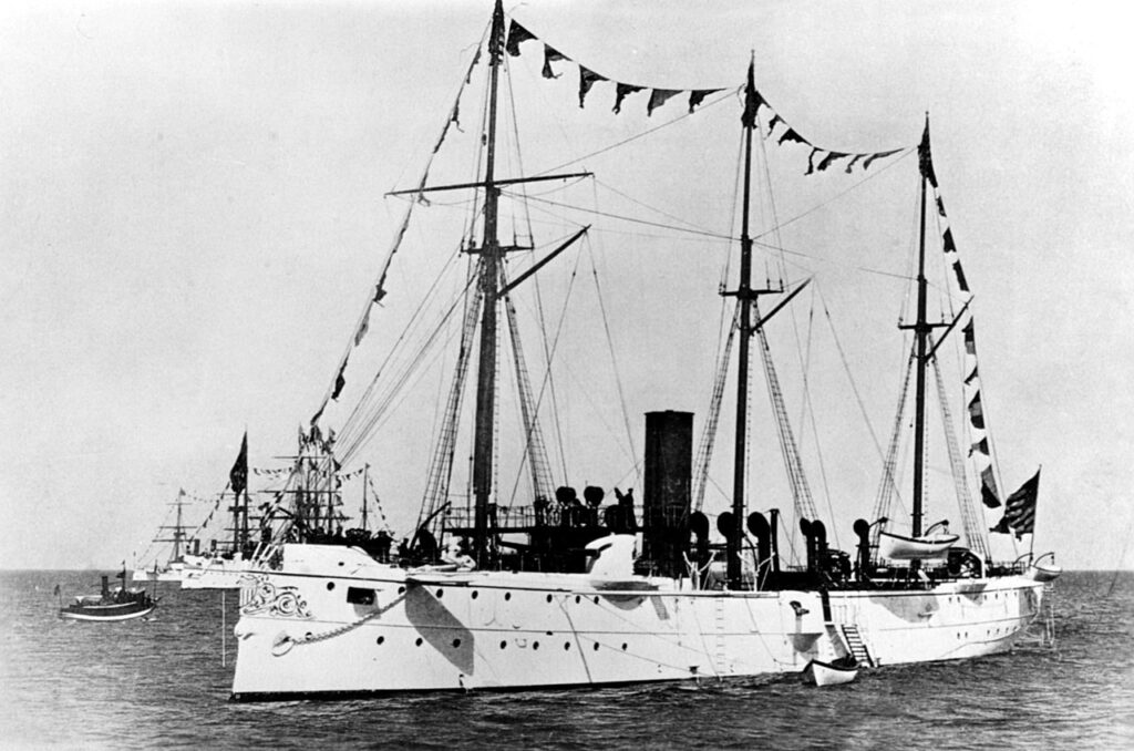 1280px-USS_Bennington_(PG-4)_at_anchor,_circa_in_1891_(NH_67551)